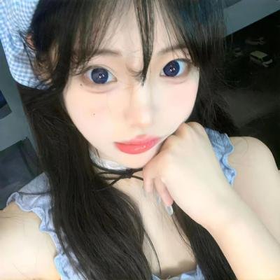 她背后的那双手